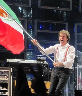 jorge-lizama-cybermedios-paul-mccartney-mexico-2010-bandera
